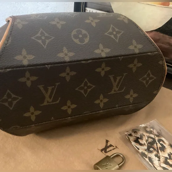 Louis Vuitton Ellipse Monogram PM Hand Bag with Dust bag & lock & key - Picture 4 of 14